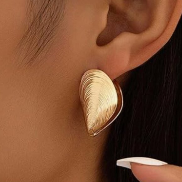 Golden Clam Seashell Inspired Earrings - Picture 4 of 6